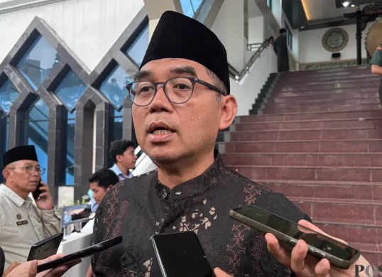 Sekda Kabupaten Bogor Ajat Rochmat Jatnika memberikan keterangan pers terkait bencana di wilayahnya. (Sumber: Poskota/Giffar Rivana)