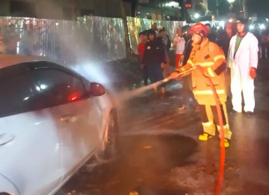 Kebakaran mobil di Kelurahan Tirtajaya, Kecamatan Sukmajaya, Kota Depok, Kamis, 29 Januari 2026. (Sumber: Dok. Damkar Kota Depok)