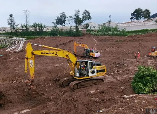 Sejumlah alat berat dikerahkan mempercepat pencarian korban longsor di Desa Pasirlangu, Kecamatan Cisarua, Kabupaten Bandung Barat, Jumat, 30 Januari 2026. (Sumber: Poskota/Gatot Poedji Utomo)