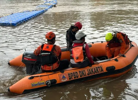 Proses pencarian pria tercebur ke Kali Cengkareng Drain, Cengkareng, Jakarta Barat, Jumat, 30 Januari 2026. (Sumber: Dok. Istimewa)