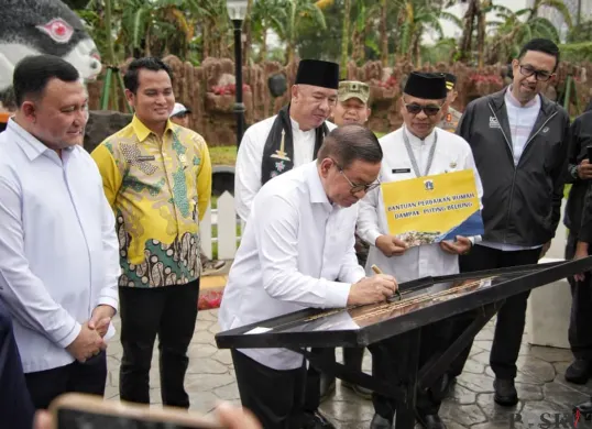 Gubernur DKI Jakarta Pramono Anung meresmikan Taman Roci di Cilincing, Jakarta Utara, Jumat, 30 Januari 2026. (Sumber: Poskota/Pandi Ramedhan)