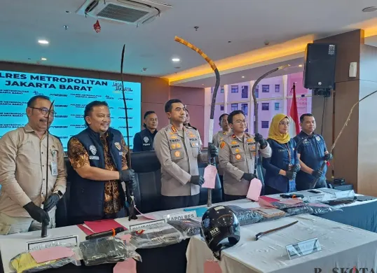 Polres Metro Jakarta Barat gelar konpers kasus tawuran antar remaja yang menyebabkan satu orang tewas, Jumat, 30 Januari 2026. (Sumber: Poskota/Pandi Ramedhan)