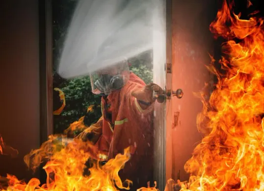 Ilustrasi, kebakaran rumah terjadi di Jagakarsa, Jakarta Selatan, satu orang ditemukan tewas. (Sumber: freepik)