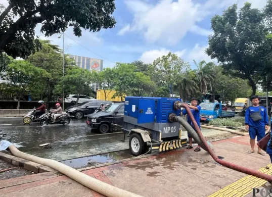 Ilustrasi petugas SDA melakukan penyedotan genangan dengan menggunakan pompa. (Sumber: Poskota/Pandi Ramedhan)