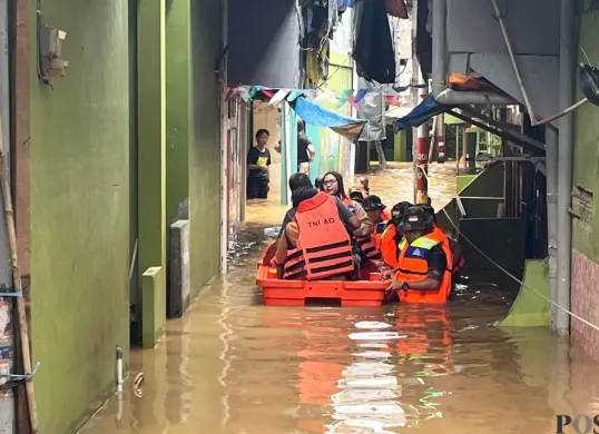 Kondisi permukiman warga di RT 13 RW 04 Kelurahan Kampung Melayu, Jatinegara, Jakarta Timur, yang dilanda banjir dengan ketinggian air bervariasi, Jumat, 30 Januari 2026. (Sumber: Poskota/Pandi Ramedhan)