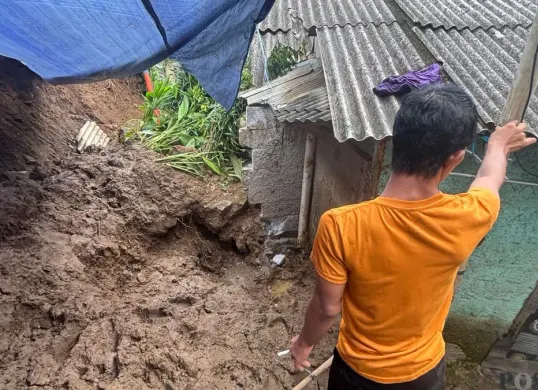 Lokasi tertimbunnya AM, korban meninggal dunia akibat tembok penahan tanah ambruk di Bogor Selatan. (Sumber: Poskota/Giffar Rivana)