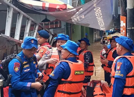 Ditpolairud Polda Metro Jaya mengerahkan Tim SAR untuk evakuasi warga korban banjir di wilayah Kebon Pala, Jakarta Timur, Jumat, 30 Januari 2026. (Sumber: Dok. Ditpolairud Polda Metro Jaya)