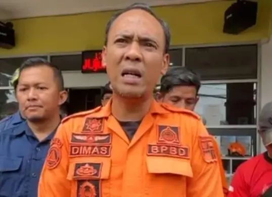 Kepala Pelaksana BPBD Kota Bogor, Dimas Tiko saat memberikan keterangan pers terkait siswa SMK yang lompat dari Jembatan Loji. (Sumber: Istimewa)