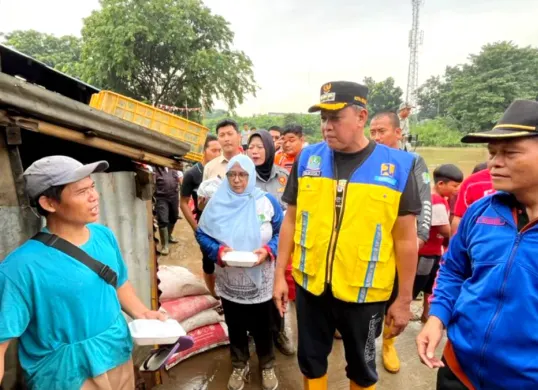 Wali Kota Bekasi, Tri Adhianto saat meninjau wilayah yang terdampak banjir. (Sumber: Istimewa)