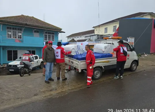 Relawan PMI Kota Depok diberangkatkan dari Markas PMI Grand Depok City menuju lokasi longsor di Desa Pasirlangu, Cisarua, Bandung Barat, untuk membantu proses evakuasi dan penyaluran bantuan kemanusiaan. (Sumber: Istimewa)