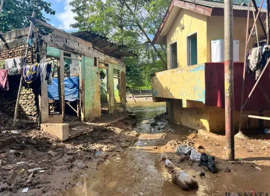 Banjir akibat luapan Kali Ciliwung di Kampung Melayu, Jakarta Timur. (Sumber: Poskota/M. Tegar Jihad)