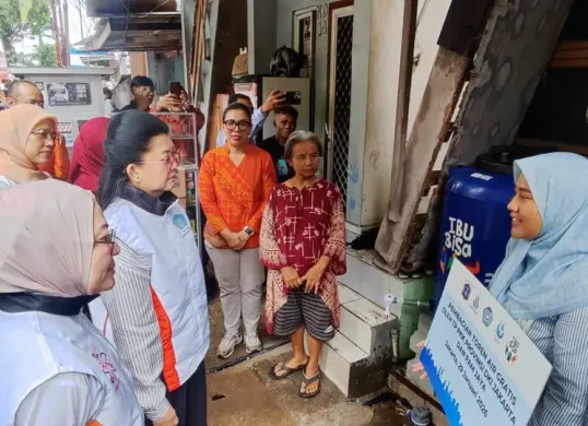 Ketua TP PKK DKI Jakarta Hani Pramono Anung bersama PAM Jaya saat membagikan toren gratis PAM Jaya kepada masyarakat. (Sumber: Istimewa)