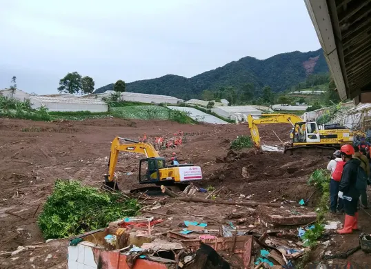 Tim SAR kembali temukan sebanyak 10 jenasah di Lokasi Lomgsor Pasirlangu, Cisarua, Kabupaten Bandung Barat, Sabtu 31 Januari 2026. (Sumber: Poskota | Foto: Gatot Poedji Utomo)