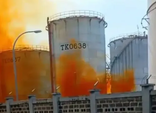 Kepulan gas keluar dari areal Tanki PT Vopak. (Sumber: Istimewa)