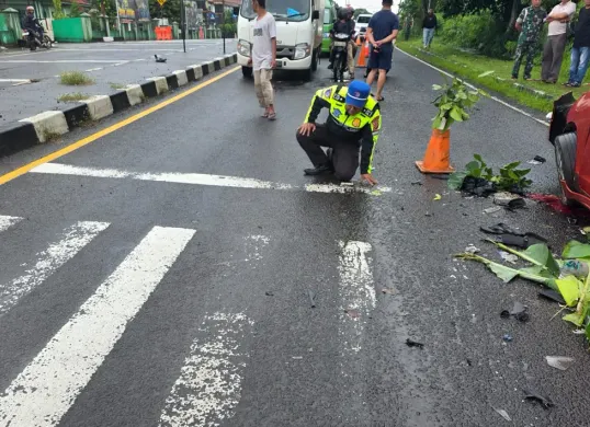 Petugas Unit Gakkum tengah melakukan olah TKP lakalantas di depan gedung PT Banten. (Sumber: Istimewa)