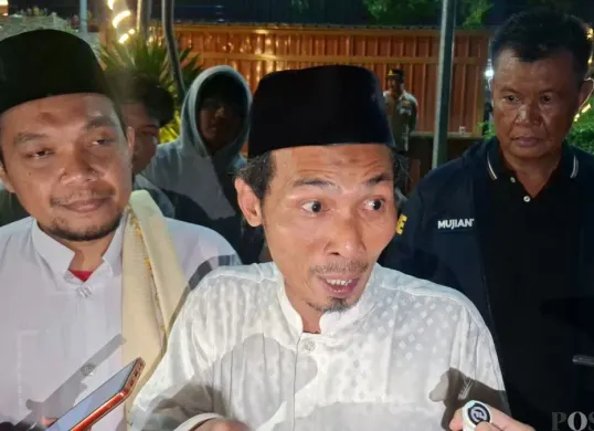 Wakil Ketua RW 02, Achmad Fauzi seusai demo di depan Kartika One Hotel Lenteng Agung, Jagakarsa, Jakarta Selatan, Jumat, 30 Januari 2026. (Sumber: Poskota/Angga Pahlevi)