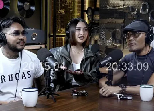 Onad secara terbuka membahas kisah penangkapannya dan proses rehabilitasi narkoba di Podcast Close The Door Deddy Corbuzier. (Sumber: YouTube/Deddy Corbuzier)