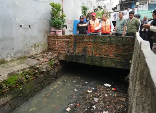Pemkot Jakarta Barat meninjau titik lokasi pembangunan septic tank komunal di Kelurahan Tomang, Kecamatan Grogol Petamburan, Jumat, 30 Januari 2026. (Sumber: Istimewa)