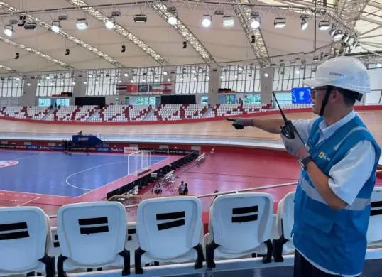 Manager PLN UP3 Cempaka Putih, Supriyadi memastikan kesiapan dan keandalan pasokan listrik saat Siaga AFC di Jakarta International Velodrome. (Sumber: Dok. PLN UID Jaya)