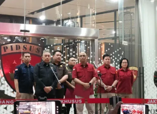 Konferensi pers penetapan tiga mantan petinggi BGN sebagai tersangka dugaan tindak pidana korupsi tata kelola Program Makan Bergizi Gratis (MBG) di Gedung Kejaksaan Agung (Kejagung), Jakarta Selatan, Rabu, 3 Juni 2026. (Sumber: Poskota/Ali Mansur)
