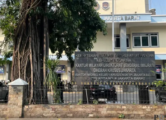 Pengawasan di Kantor Imigrasi Kelas 1 Non TPI Jakarta Barat yang berada di Kecamatan Tamansari, diperketat usai adanya operasi tangkap tangan (OTT) yang dilakukan Komisi Pemberantasan Korupsi (KPK), Rabu, 3 Juni 2026. (Sumber: Poskota/Pandi Ramedhan)