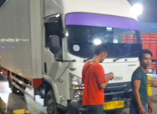 Petugas KSKP Pelabuhan Merak saat mengamankan sopir serta kendaraan truk box. (Sumber: KSKP Pelabuhan Merak)