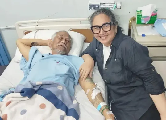 Dewi Irawan saat menjenguk Tio Pakusadewo. (Sumber: Instagram/@dewiirawan13)