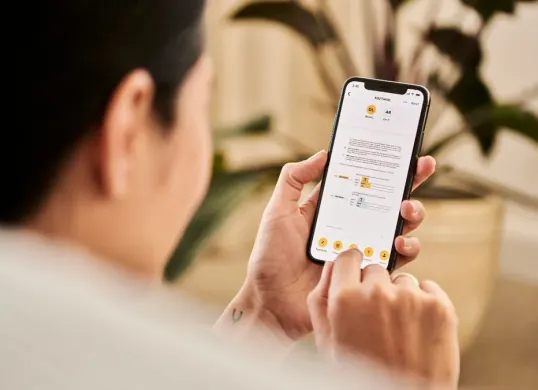 Ilustrasi eSIM pada ponsel. (Sumber: Unsplah/docusign)