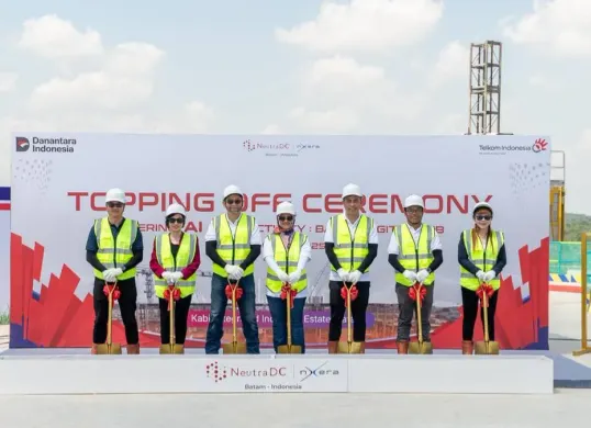 Topping off ceremony gedung pertama data center NeutraDC Nxera Batam (BTM-1), pada Oktober 2025. (Sumber: Dok. Telkom)