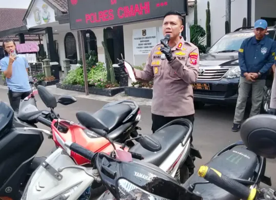 Kapolres Cimahi AKBP Niko Nurullah Adi Putra, berikan penjelasan kepada awak media terkait ungkap kasus Curanmor di Mako Polres Cimahi, Jalan Amir Machmud, Sabtu 6 Juni 2026. (Sumber: Poskota/Gatot Poedji Utomo)