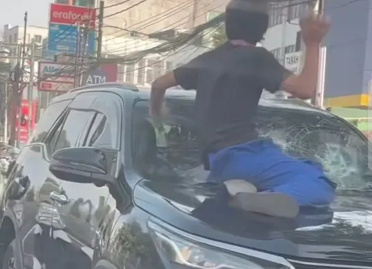 Sebuah video pengerusakan mobiI Toyota Fortuner di kawasan Tanah Abang, Jakarta Pusat, viraI di media sosiaI. (Sumber: Istimewas)