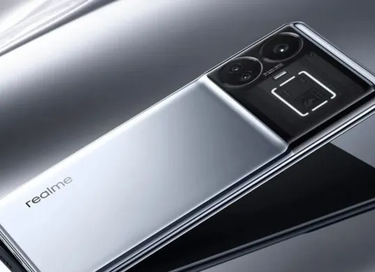 Ilustrasi smartphone modern dengan fitur AI generatif. Meningkatnya pemrosesan AI langsung di perangkat membuat kebutuhan RAM pada ponsel terus bertambah, dengan kapasitas 12GB mulai dianggap sebagai standar baru pada 2026. (Sumber: Pinterest)