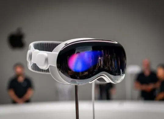 Ilustrasi perangkat Vision Pro dan konsep kacamata pintar Apple. Perusahaan dikabarkan mengalihkan fokus pengembangan dari headset mixed reality menuju smart glasses berbasis AI yang dinilai lebih berpotensi diterima pasar massal. (Sumber: Dok/Apple)