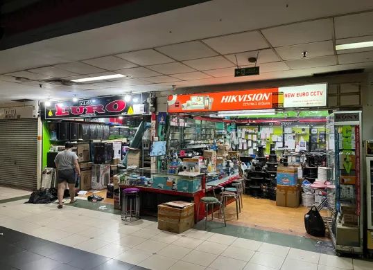 Pedagang elektronik di Pasar Glodok, Tamansari, Jakarta Barat, sedang merapihka dagangan bersiap untuk menutup toko, Minggu, 7 Juni 2026. (Sumber: Poskota | Foto: Pandi Ramedhan)