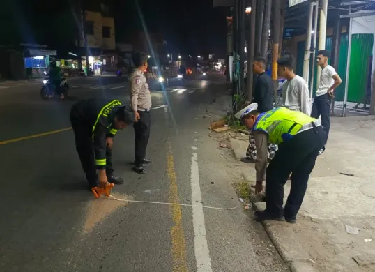Petugas Satlantas Polresta Tangerang melakukan olah Tempat Kejadian Perkara (TKP) kecelakaan maut di Jalan Raya Serang KM 20, Cikupa, Kabupaten Tangerang , Senin (8/6/2026) maiam. (Sumber: Satlantas Polresta Tangerang)