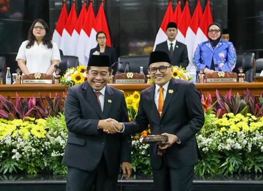 Khoirudin berjabat tangan dengan Suhud Alynudin menggantikan dirinya sebagai Ketua DPRD DKI Jakarta usai rapat paripurna di Gedung DPRD DKI Jakarta, Senin (8/6/2026). (Sumber: dprd dki jakarta)