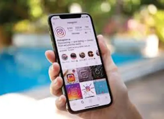 Ilustrasi tampilan aplikasi Instagram dengan fitur premium Instagram Plus yang menawarkan Story lebih lama, Ghost Mode, serta berbagai opsi personalisasi untuk pengguna aktif dan kreator konten. (Sumber: Creative Commons)