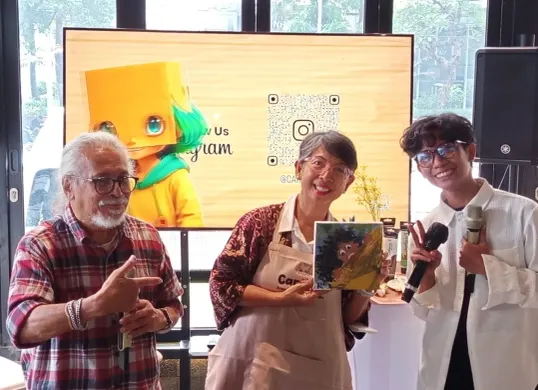 Seniman visual, Faisal Darmawan (kanan) saat menggelar Art Talk & Workshop “Carthea” di Jakarta, Selasa (9/6/2026). (Sumber: Poskota | Foto: Deny Zainuddin)
