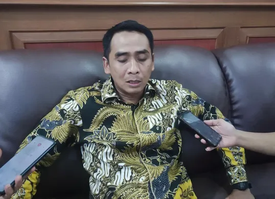 M. Habibi Arhat, Ketua Fraksi Golkar DPRD Pandeglang, mendorong Kejaksaan Negeri (Kejari) Pandenglang memperketat pengawasan MBG. (Sumber: Poskota | Foto: SamsuI Fatoni)
