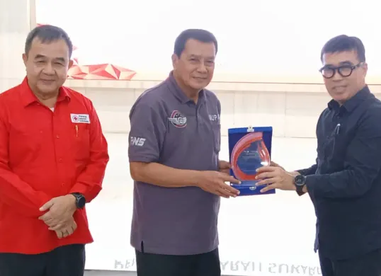 Potret Bupati Tangerang, Maesyal Rasyid saat memberikan apresiasi terhadap pendonor darah. (Sumber: Istimewa)