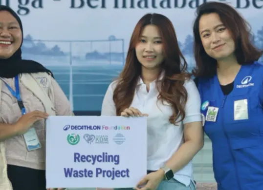 Aulia Project Leader Yayasan KDM (kiri), Fanny Perwakilan J&T Cargo (tengah) dan Ms. Kaixin Perwakilan Decathlon Foundation (kanan) di Jakarta. (Sumber: Istimewa)