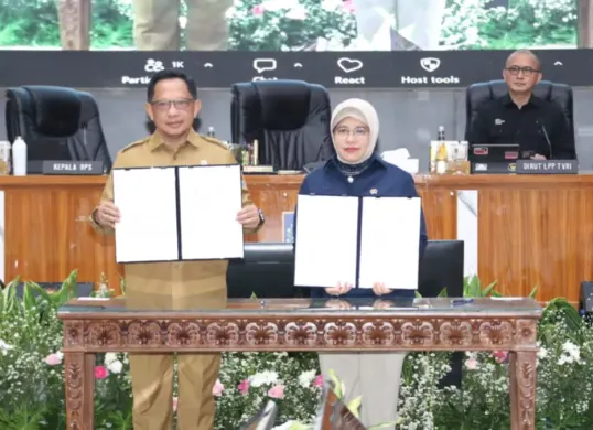 Menteri Dalam Negeri (Mendagri) Muhammad Tito Karnavian (kiri) bersama Kepala Badan Pusat Statistik (BPS) Amalia Adininggar Widyasanti (kanan) menandatangani Surat Edaran Bersama (SEB). (Sumber: Istimewa)