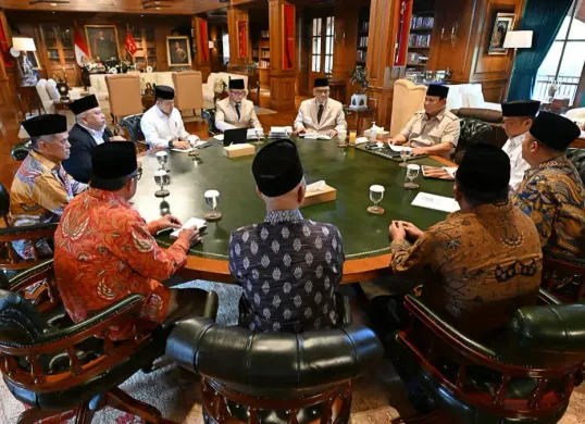 Potret Presiden Prabowo Subianto saat menerima Kementerian Haji dan Umrah dan jajaran pimpinan DPR RI dan anggota Komisi VIII DPR RI di Hambalang, Bogor, Rabu, 17 Juni 2026. (Sumber: Kemenhaj)