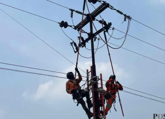 Petugas PLN UP3 Cimahi, melakukan perawatan pasokan listrik di sejumlah lokasi, di wilayah Cimahi dan KBB. (Sumber: Poskota/Gatot Poedji Utomo)