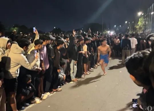 Warga padati lomba lari di Jalan Lingkar Stadion Pakansari Cibinong yang diadakan setiap bulan Ramadhan. (Sumber: Poskota/Giffar Rivana)