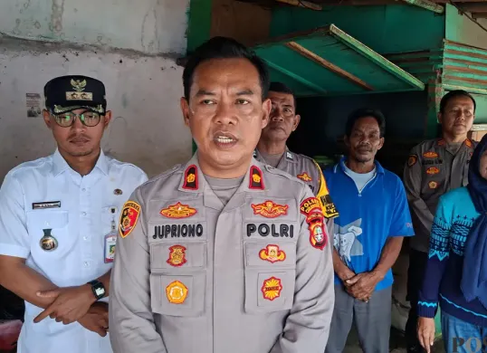 Kapolsek Cimanggis, Kompol Jupriono saat menjelaskan terkait patroli saat Ramadhan. (Sumber: Poskota/Angga Pahlevi)