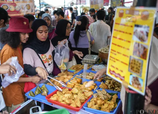 Suasana pedagang dan pembeli di pasar takjil Ramadan yang dipenuhi berbagai jajanan tradisional dan minuman segar menjelang waktu berbuka puasa. (Sumber: Poskota/Bilal Nugraha Ginanjar)