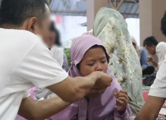 Momen warga binaan Rutan Kelas I Tangerang berbuka puasa bareng keluarga. (Sumber: Poskota/Veronica Prasetio)