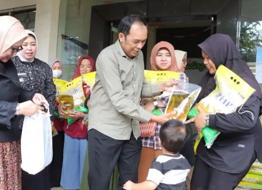 Walikota Cimahi, Ngatiyana turun langsung ke masyarakat bagikan sembako. (Sumber: Diskominfo Kota Cimahi)