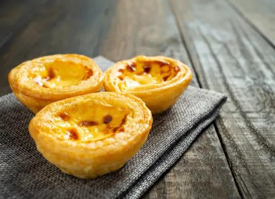 Resep cemilan simpel untuk buka puasa dari Chef Devina Hermawan. (Sumber: Freepik/jcomp)